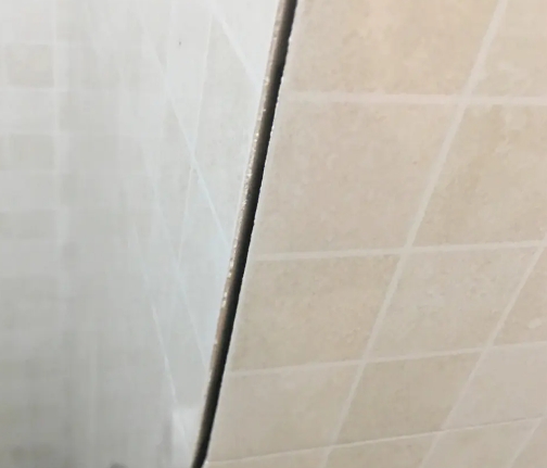 兴城瓷砖空鼓维修公司分享阳台瓷砖脱落的修复过程可以分为以下几个步骤