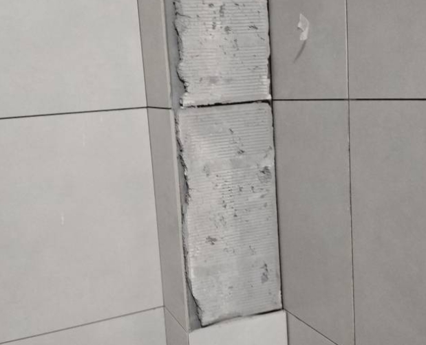 兴城瓷砖空鼓维修公司分享下瓷砖施工前基层浇水润湿程度不足，可能导致以下问题