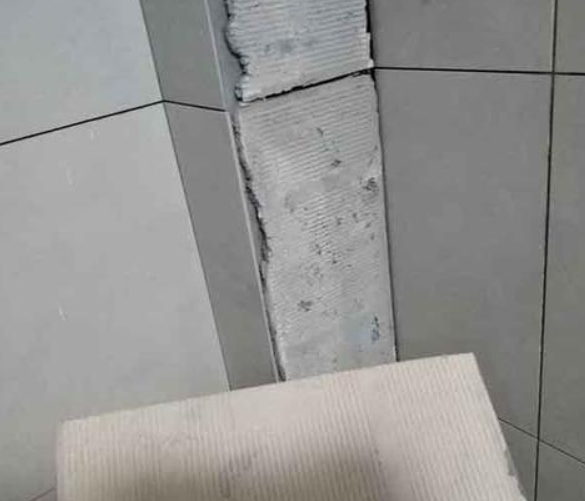 兴城瓷砖空鼓维修公司分享下厨房瓷砖脱落的补救措施。